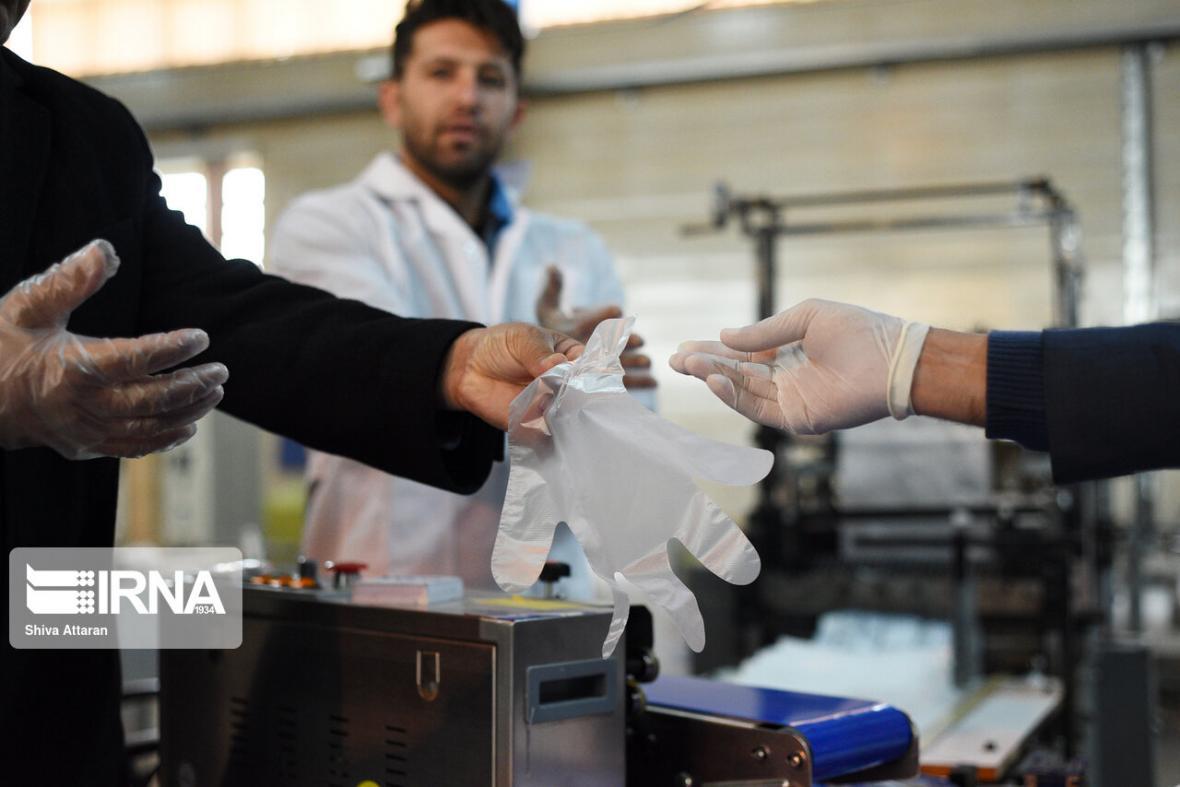 خبرنگاران مدیر کل روابط عمومی استانداری خوزستان : فروشگاه های عرضه مواد غذایی موظف به ارائه دستکش به مشتریان شدند