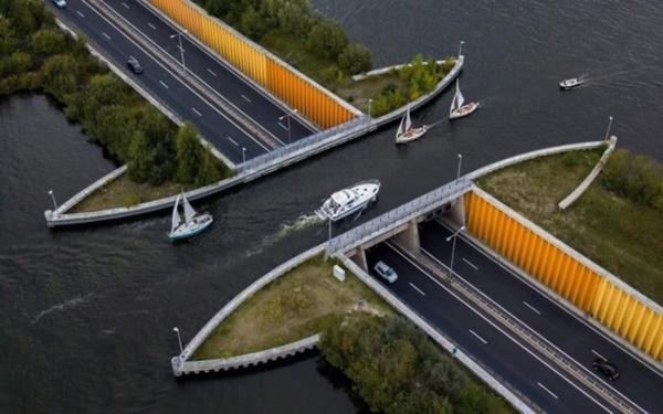تور هلند: پلی عجیب در هلند