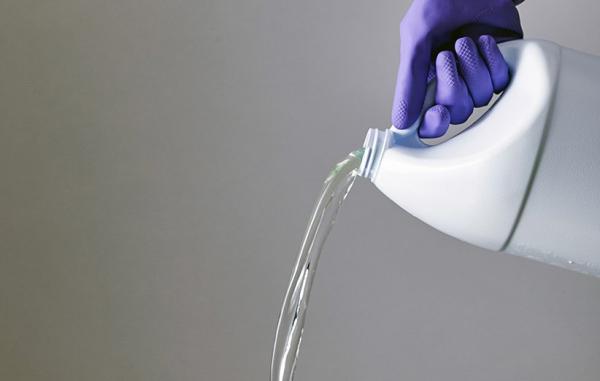 10 کاربرد سفیدکننده در خانه غیر از تمیز کردن لکه ها