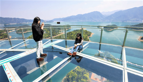 بزرگترین سکوی تماشای شیشه ای دنیا در شیلینگژیا glass viewing platform at Shilinxia