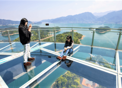 بزرگترین سکوی تماشای شیشه ای دنیا در شیلینگژیا glass viewing platform at Shilinxia